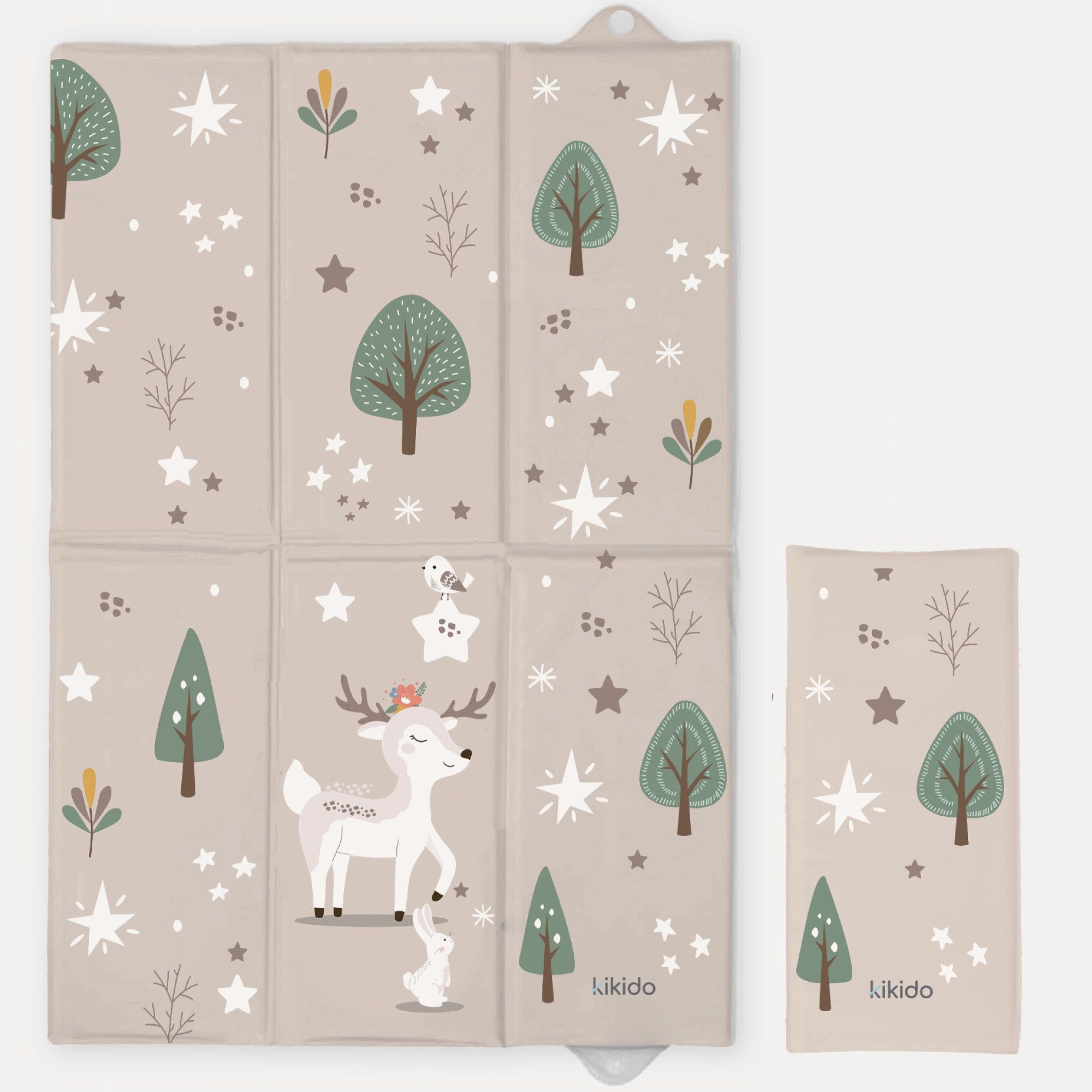 Opvouwbaar aankleedkussen 40x60 cm met bosdierenmotief. Beige met bomen, sterren en dieren. Kikido-logo.
