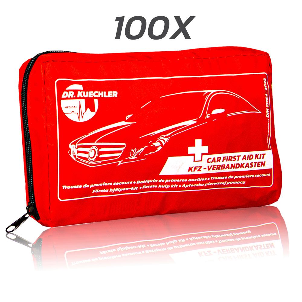 Rode EHBO-tas voor auto, wit autosymbool en kruis. Tekst: Car First Aid Kit. Merk: Dr. Kuechler Medical. DIN 13164.