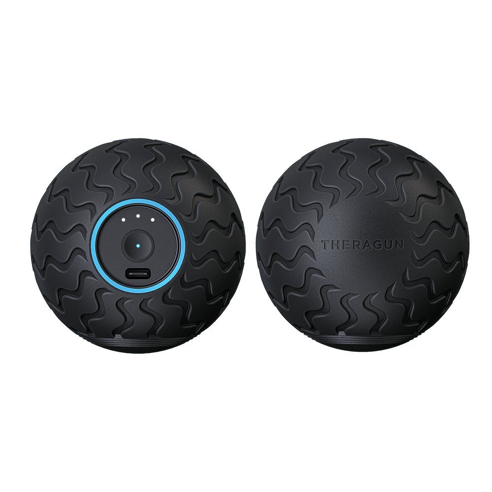 Balle de massage noire avec motif ondulé. Logo Theragun sur un côté. Panneau de commande avec port de charge et boutons sur l'autre.