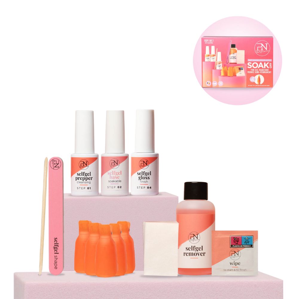 Nagelverzorgingsset. Bevat flesjes, vijl, pads, oranje clips en een doos. Opschrift: PN Selfcare Kit Soak Off.