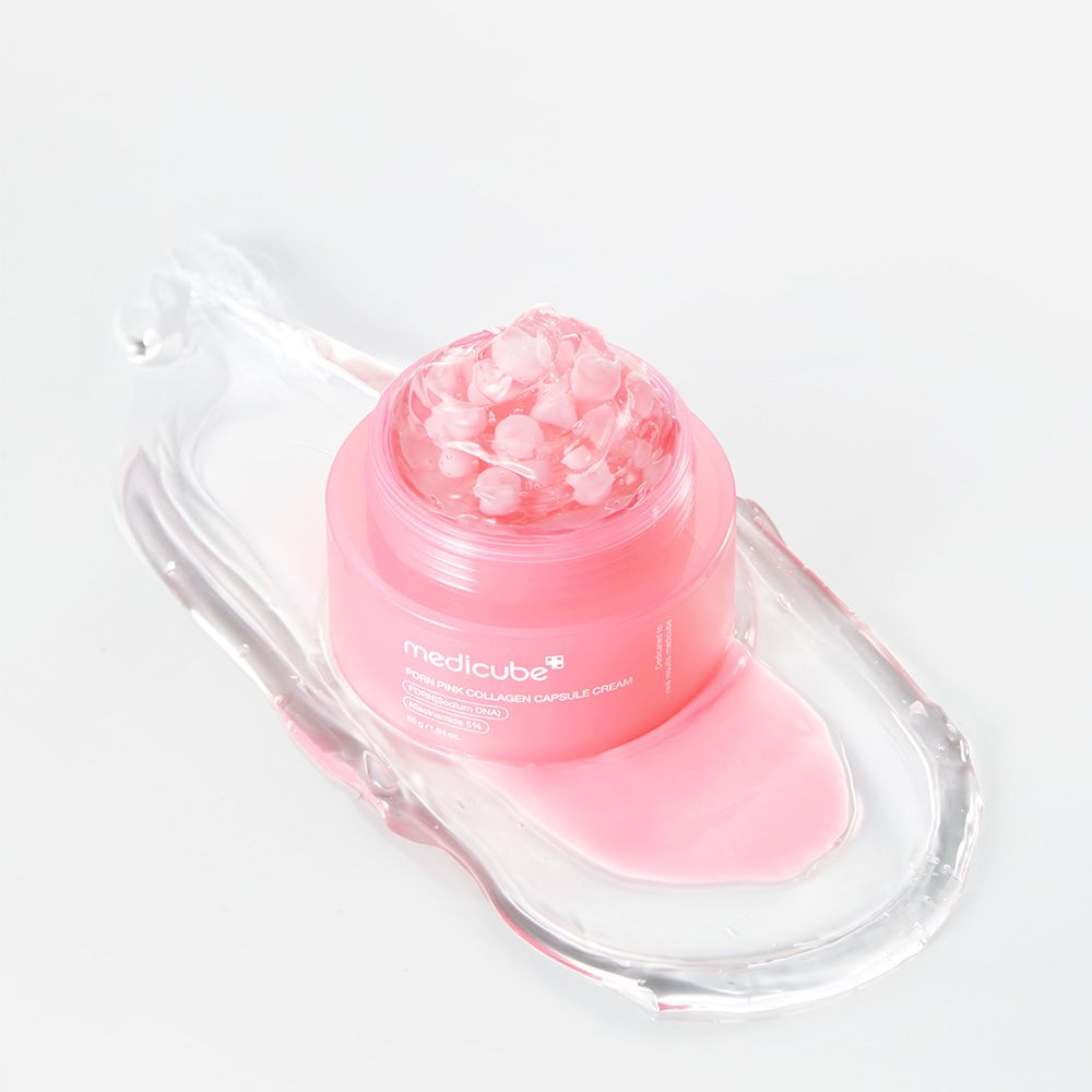 Kleine pot Medicube PDRN Pink Collagen Capsule Cream op een doorzichtige schaal met gel.