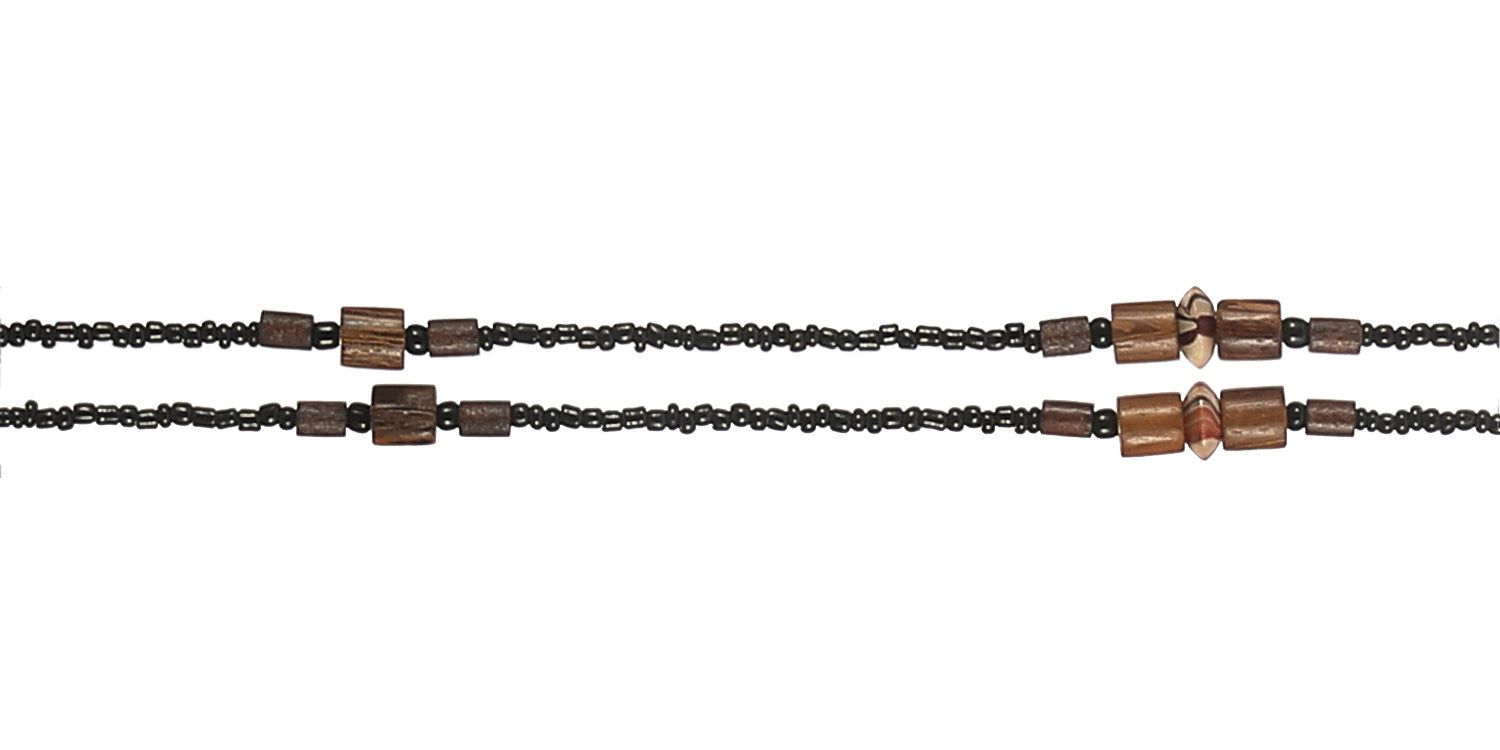 Gros plan du cordon à lunettes. Chaîne de perles noires avec perles en bois. Attaches métalliques.
