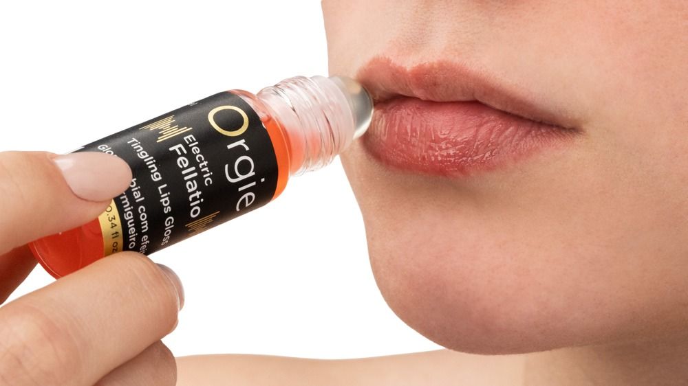 Application de Orgie Electric Fellatio Tingling Lips Gloss sur les lèvres.