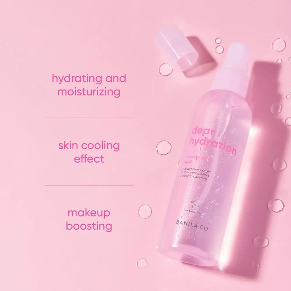 Roze fles met verstuiver. Opschrift: dear hydration cool down mist. Merk: BANILA CO. Tekst: hydrating and moisturizing, skin cooling effect, makeup boosting.