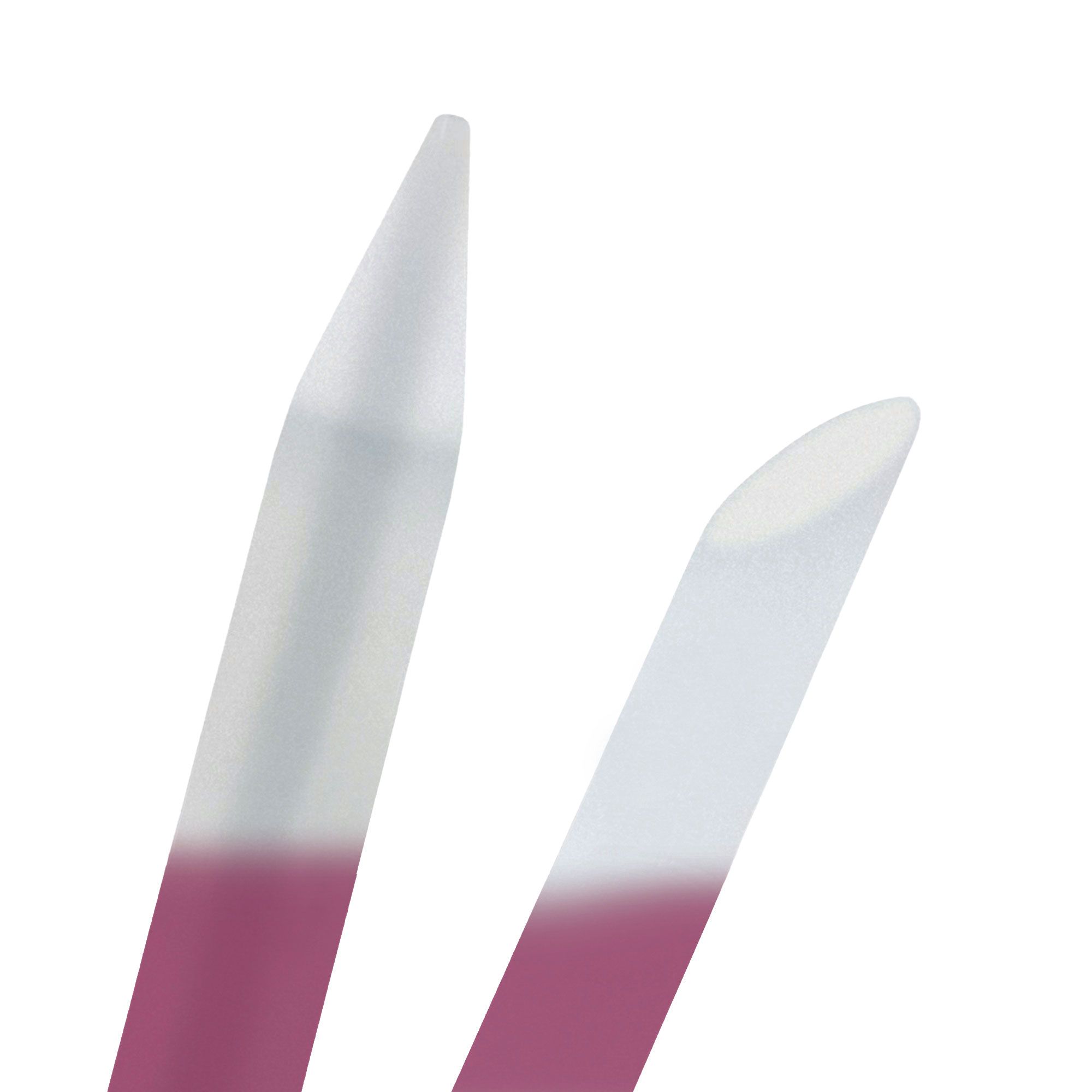 Gros plan de deux limes à ongles en verre. Les limes ont une pointe bordeaux et un corps blanc transparent.