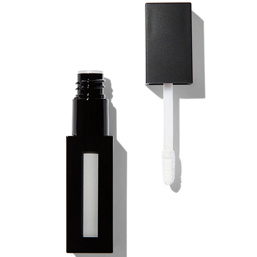 Flacon de gloss noir rectangulaire avec applicateur blanc. Bouchon à côté. Contenu blanc visible.