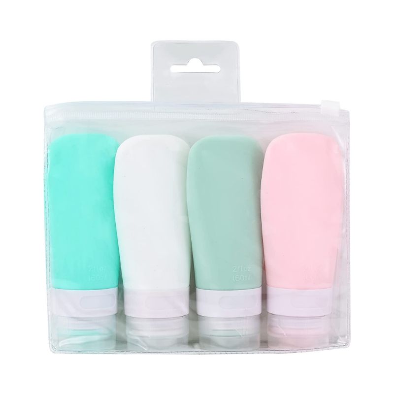 Quatre flacons de voyage colorés dans un sac transparent. Couleurs : turquoise, blanc, vert et rose. Avec couvercle blanc.