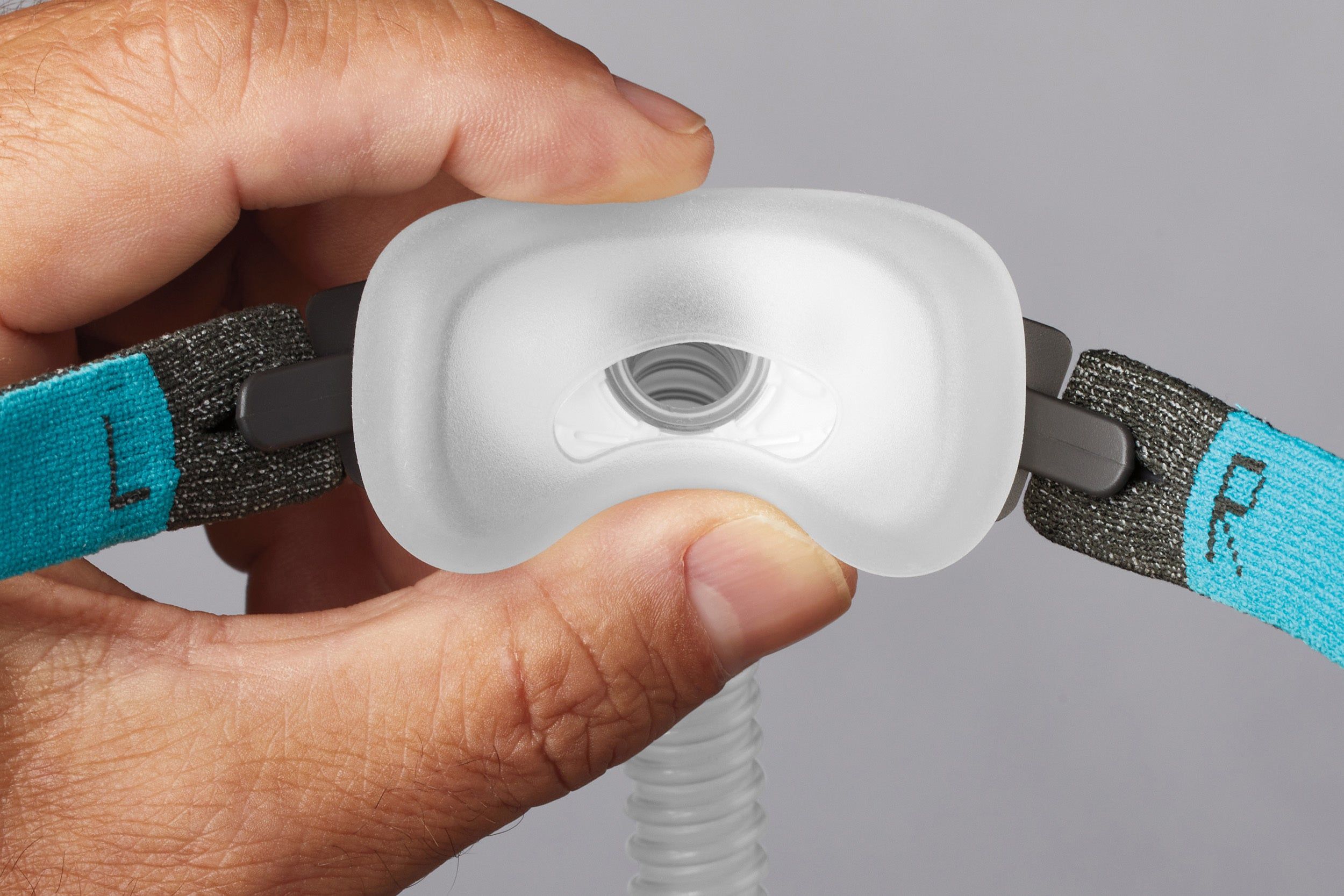 Gedetailleerd zicht op CPAP-neusmasker met siliconen afdichting.
