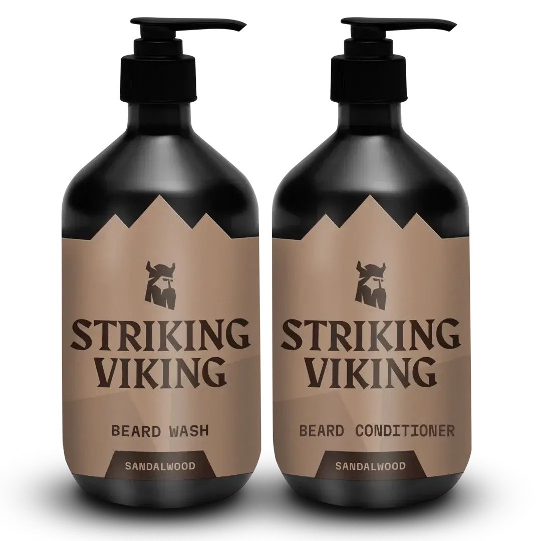 Deux flacons noirs avec pompes. Étiquettes marron avec "Striking Viking", "Beard Wash" et "Beard Conditioner", "Sandelwood".