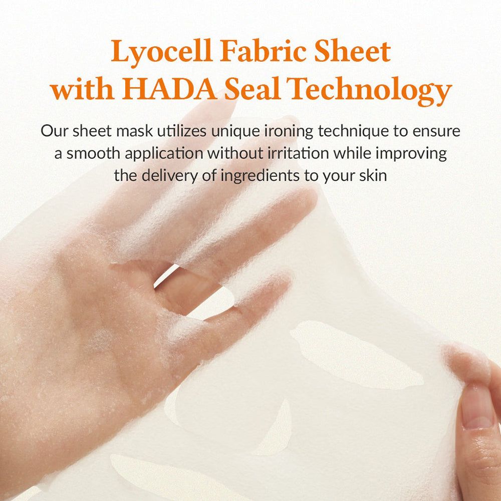 Hand die een wit bladmasker vasthoudt. Tekst: Lyocell Fabric Sheet with HADA Seal Technology.