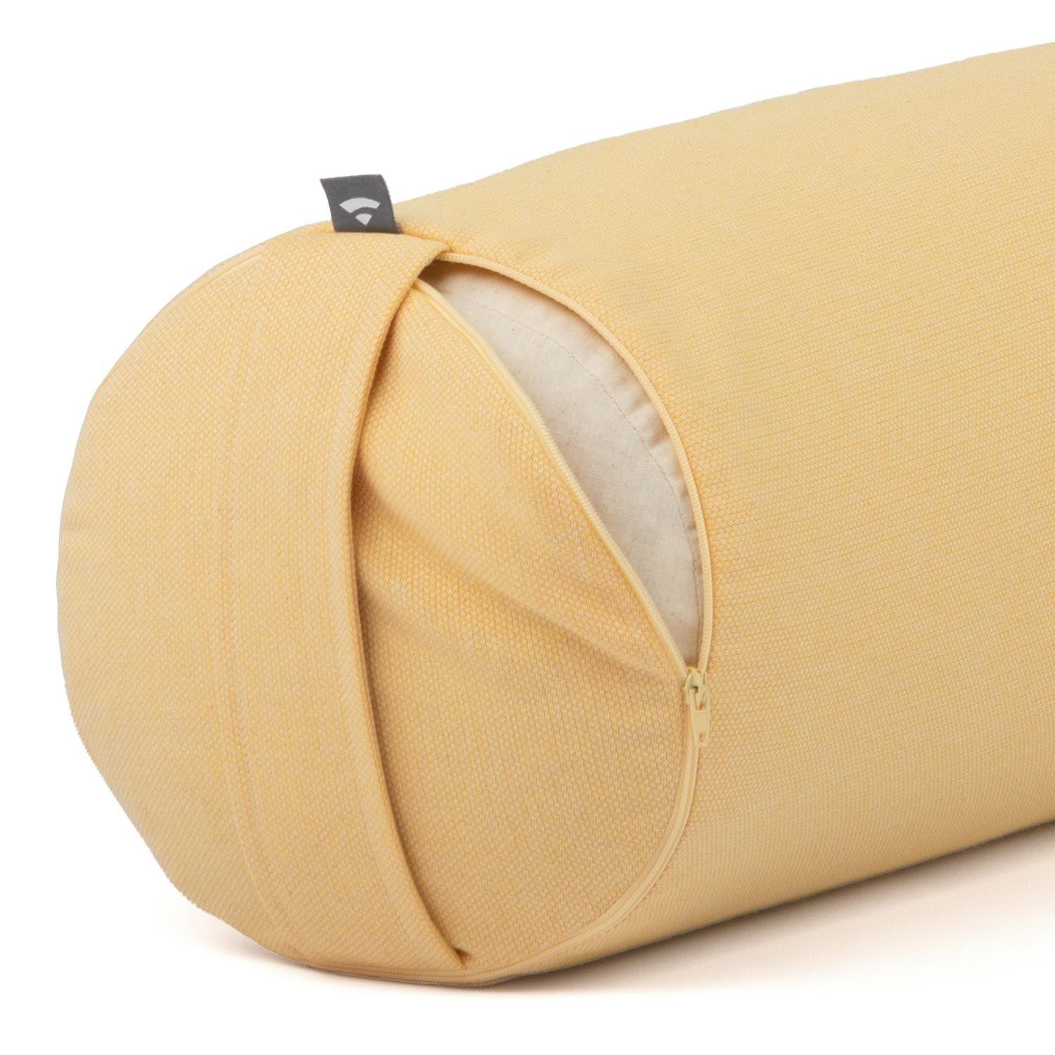 Geel yogabolster met rits. Stoffen hoes. Open rits toont vulling. Logo-label.
