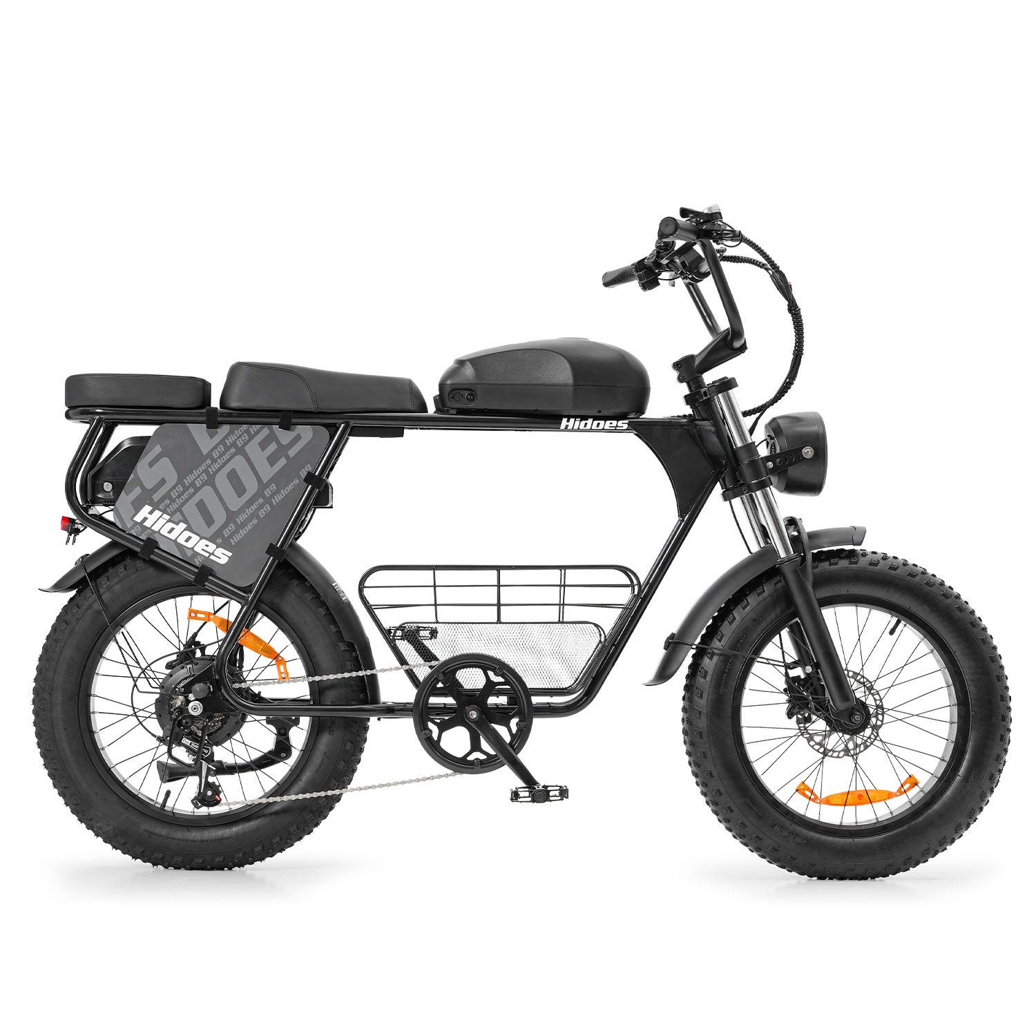 Vélo électrique noir avec pneus larges, porte-bagages et panier. Marque Hidoes.
