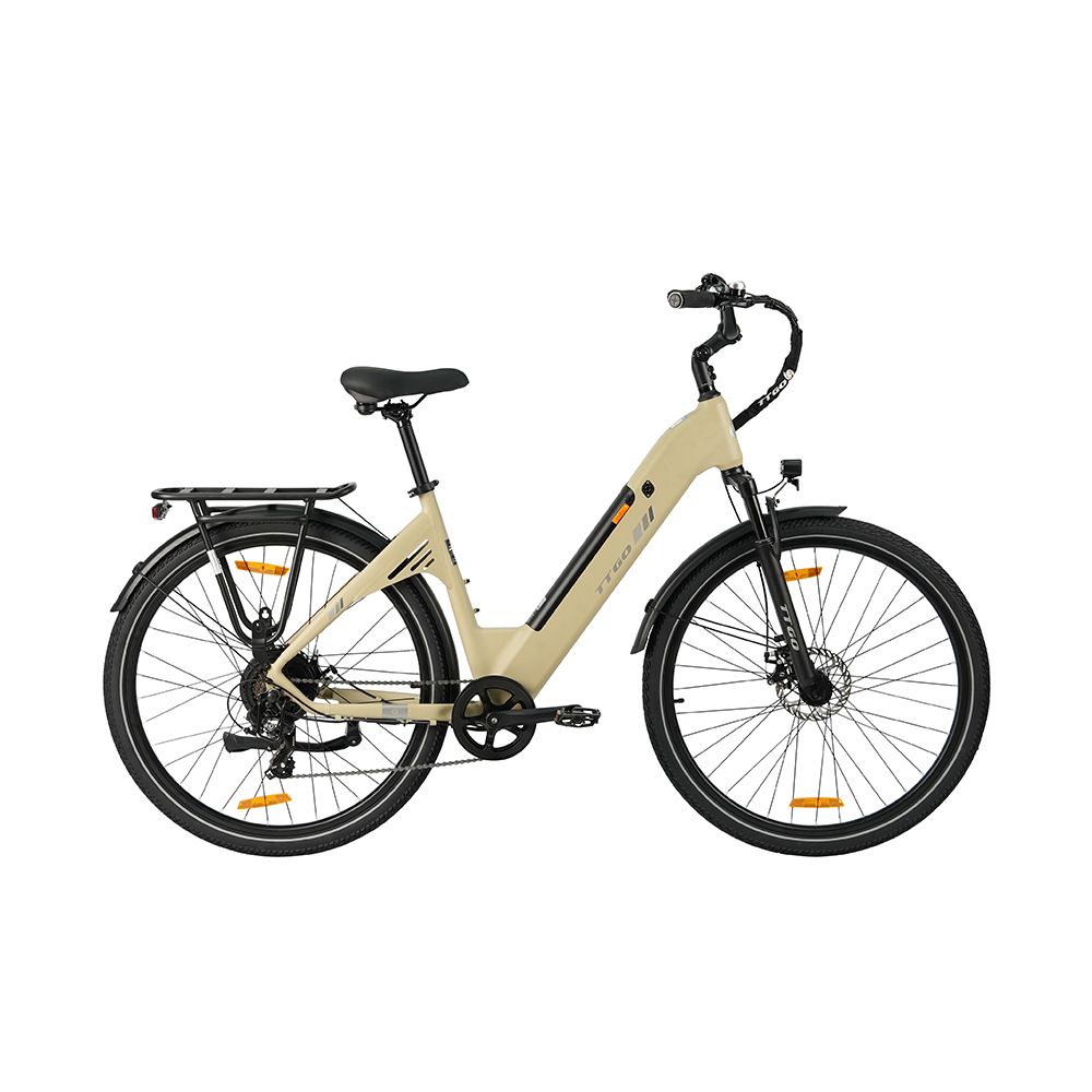 Vélo électrique beige avec pneus noirs, porte-bagages et garde-boue. Selle et guidon noirs. Éclairage.