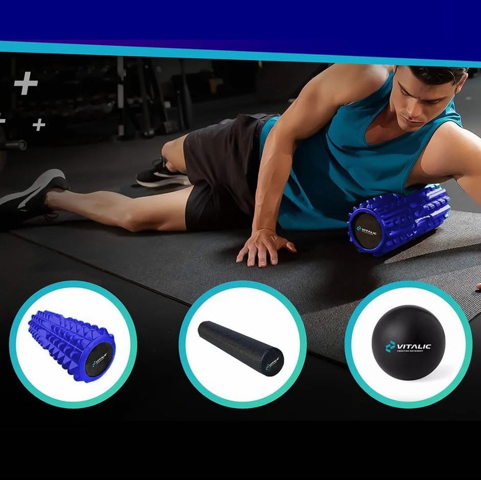 Homme s'entraîne avec rouleau de massage bleu. Trois produits: rouleau, mini-rouleau, balle.