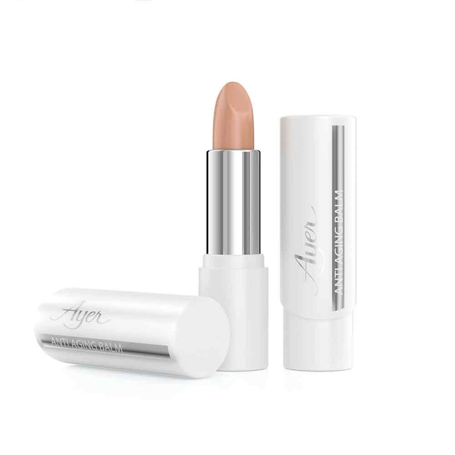 Witte lippenbalsem met open dop. De balsem is lichtbruin. Zilveren huls met productnaam.