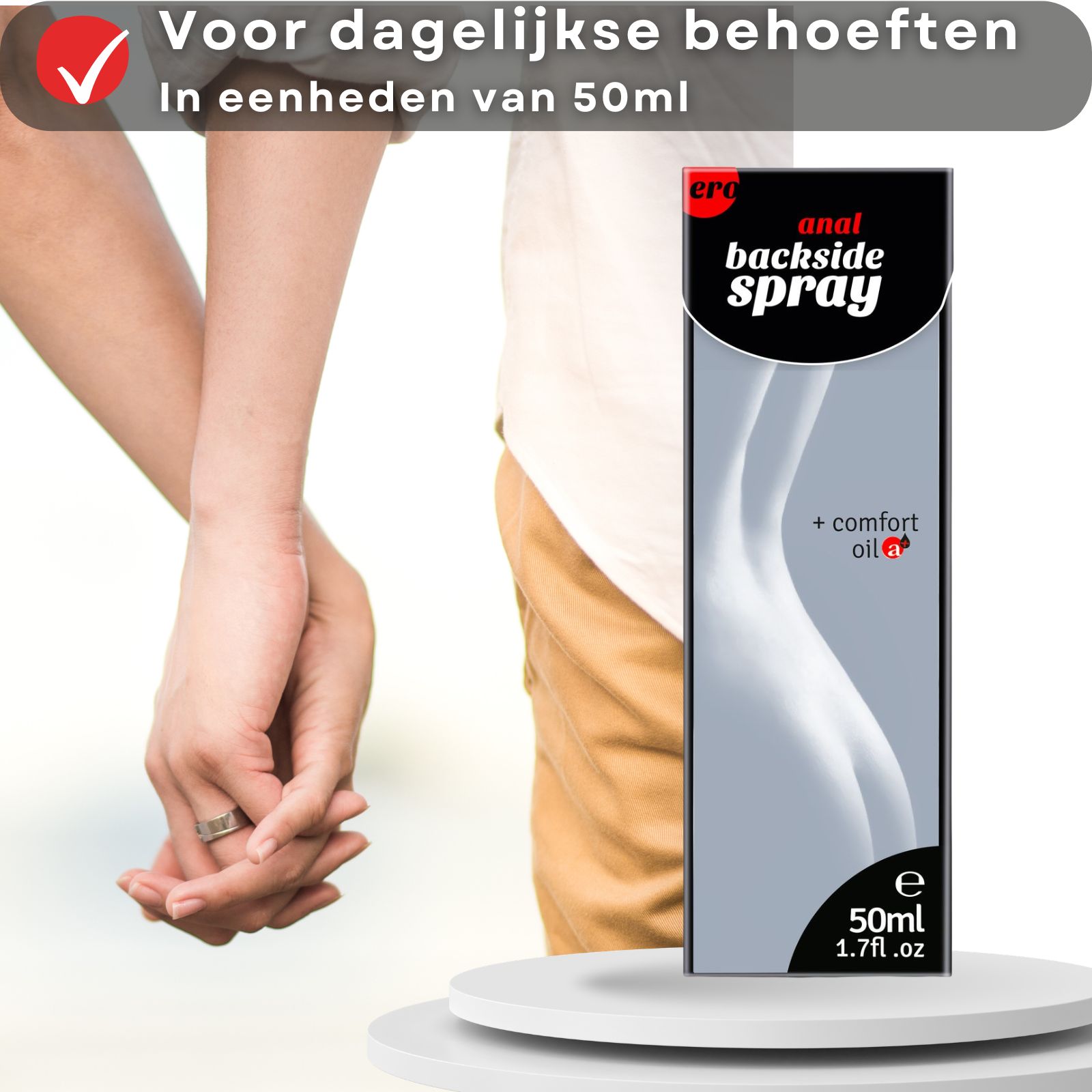 Zwarte fles met verstuiver. Opschrift: "ero anal backside spray". Koppel houdt handen vast. Verpakking.