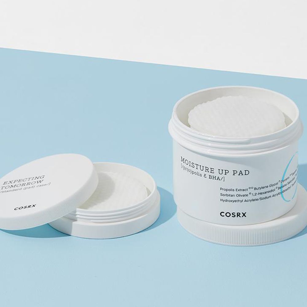 Witte pot met deksel en pads. Opschrift: MOISTURE UP PAD. Merk COSRX.