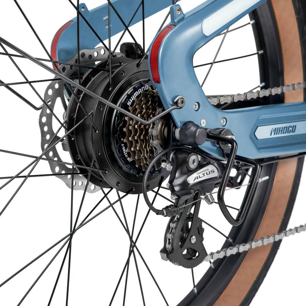 Roue arrière de vélo électrique avec transmission Shimano et frein à disque. Composants et rayons noirs.