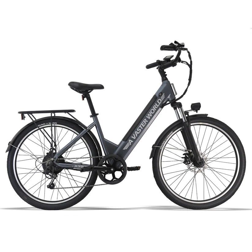 Grijze elektrische fiets met zwart frame, bagagedrager en spatborden. Schijfremmen, voor- en achterlicht.