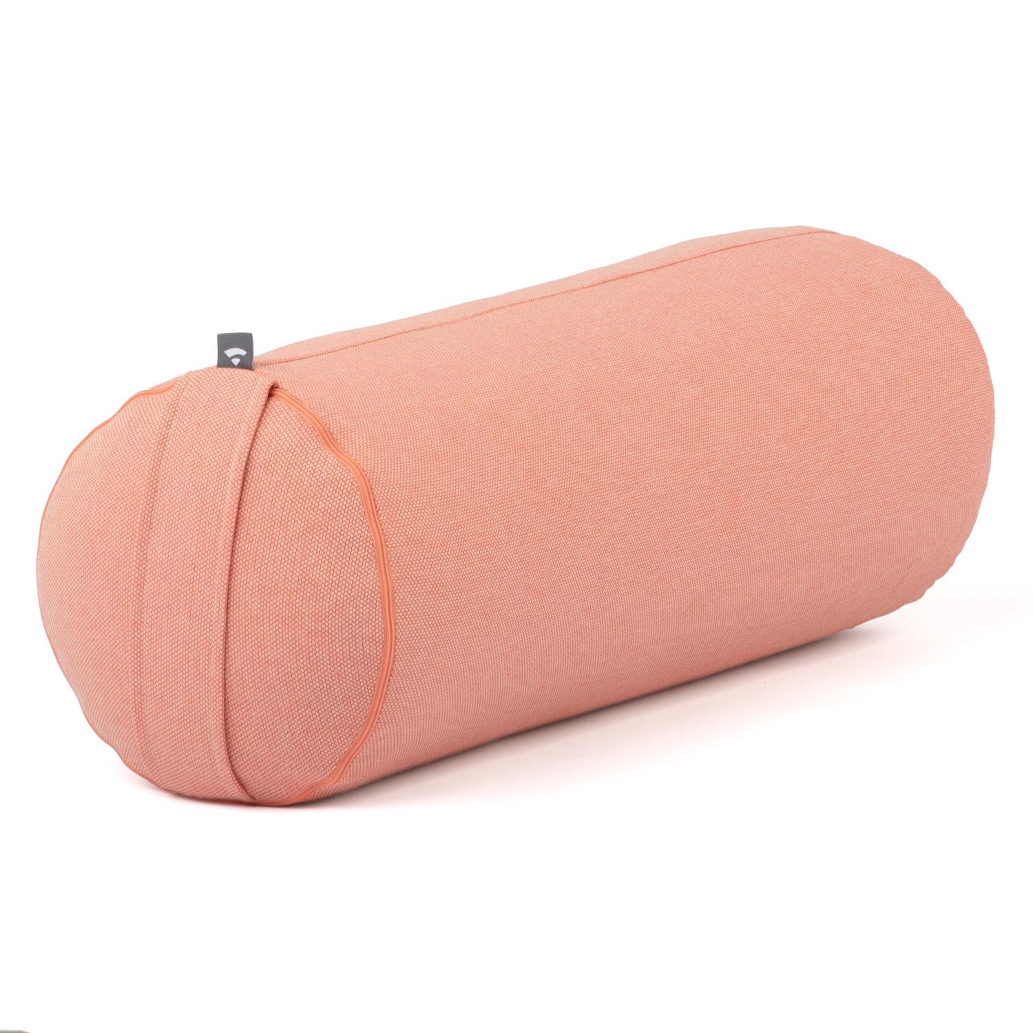 Cilindrisch yoga bolster in zalmroze. Stoffen hoes met rits. Klein label. Afgeronde uiteinden.
