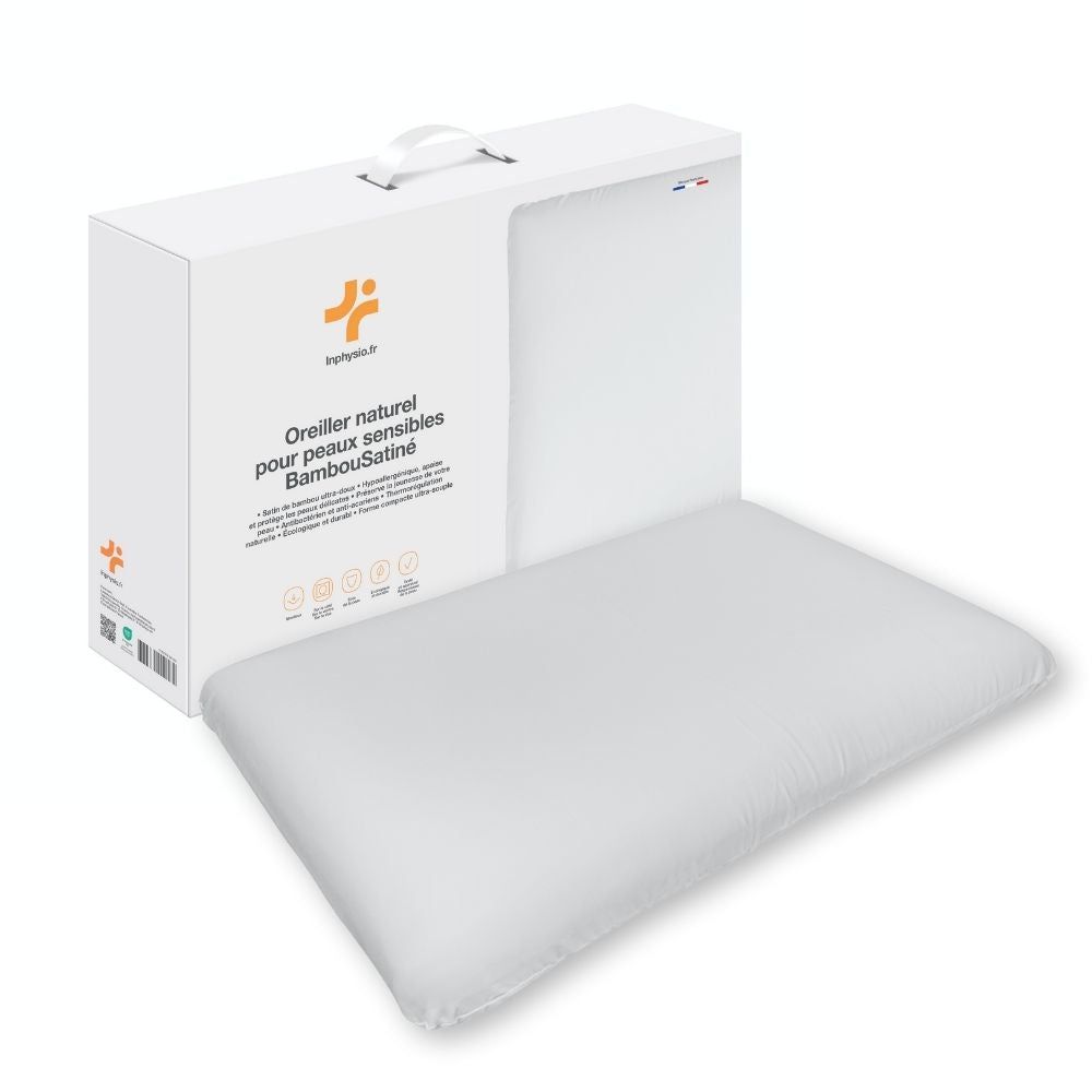 Oreiller blanc et emballage. Texte : Oreiller naturel pour peaux sensibles. Poignée. Drapeau français.