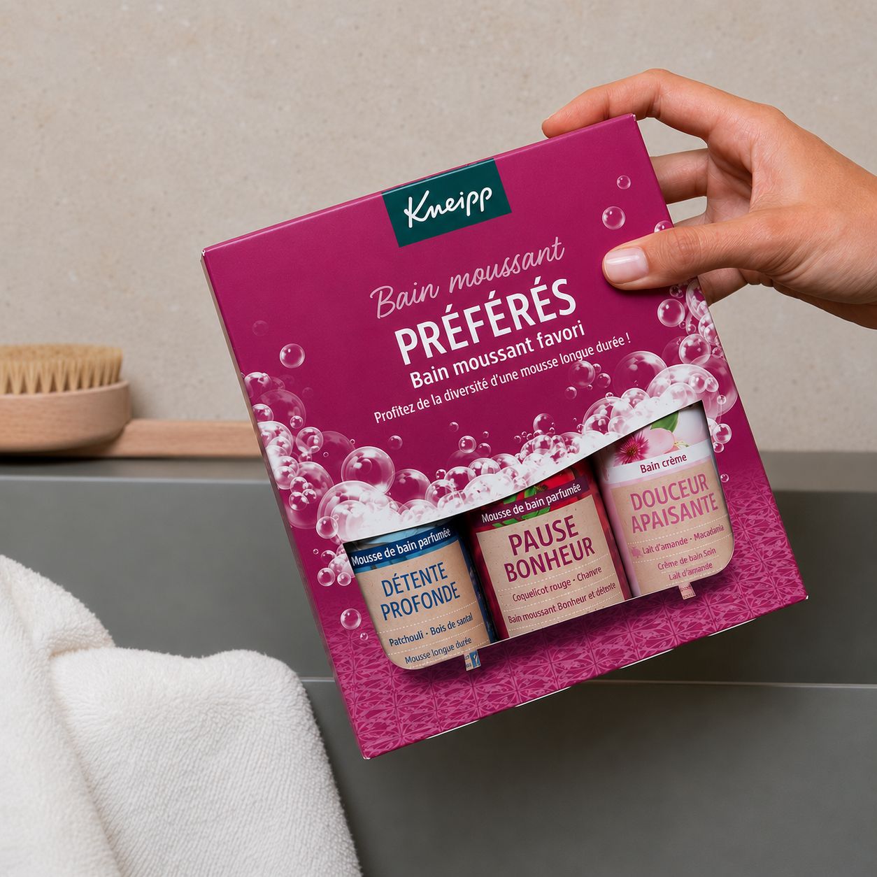 Coffret cadeau Kneipp Bain moussant préférés, tenu par une main.