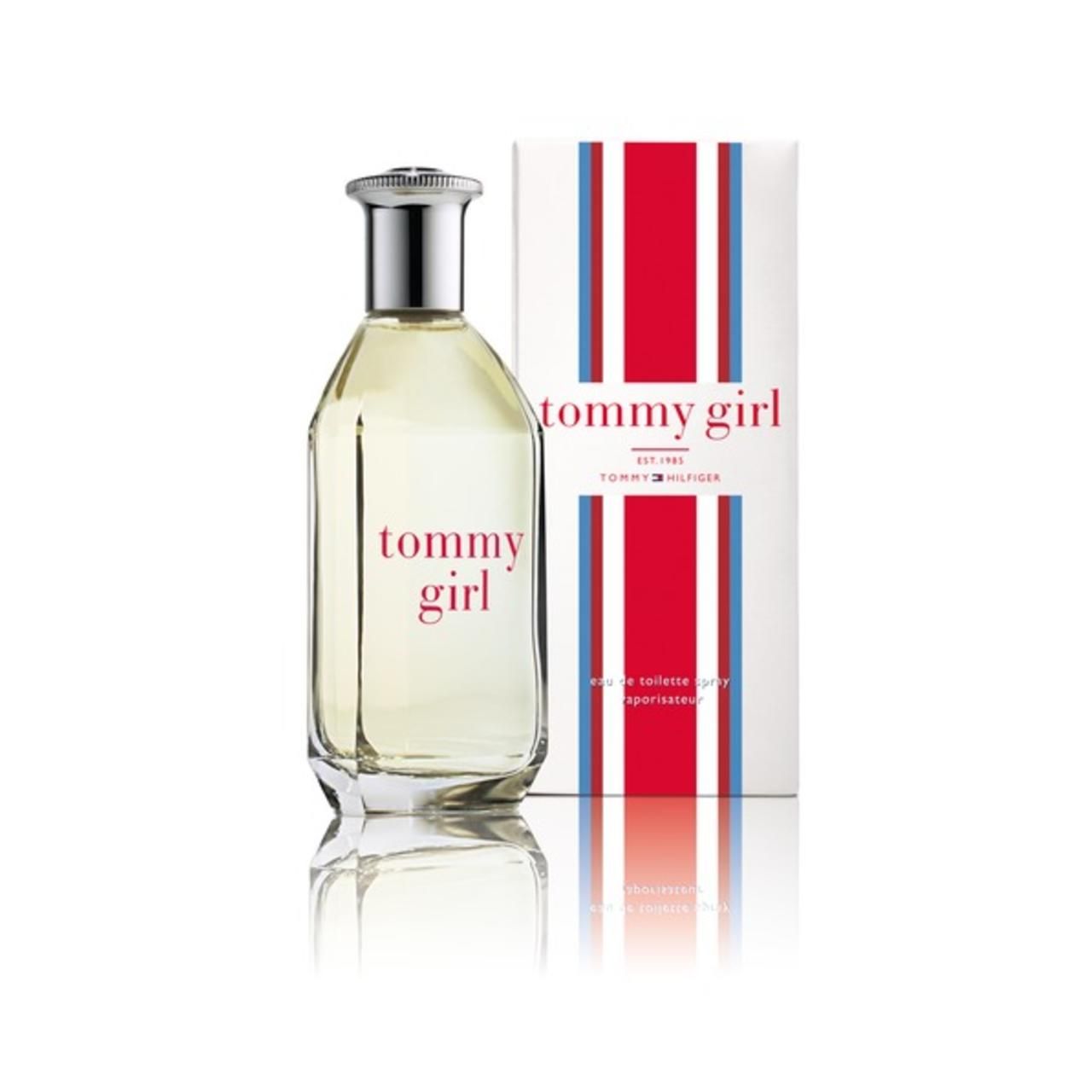 Fles en verpakking. Fles met zilveren dop, opschrift "tommy girl". Verpakking met rode en blauwe strepen, logo.