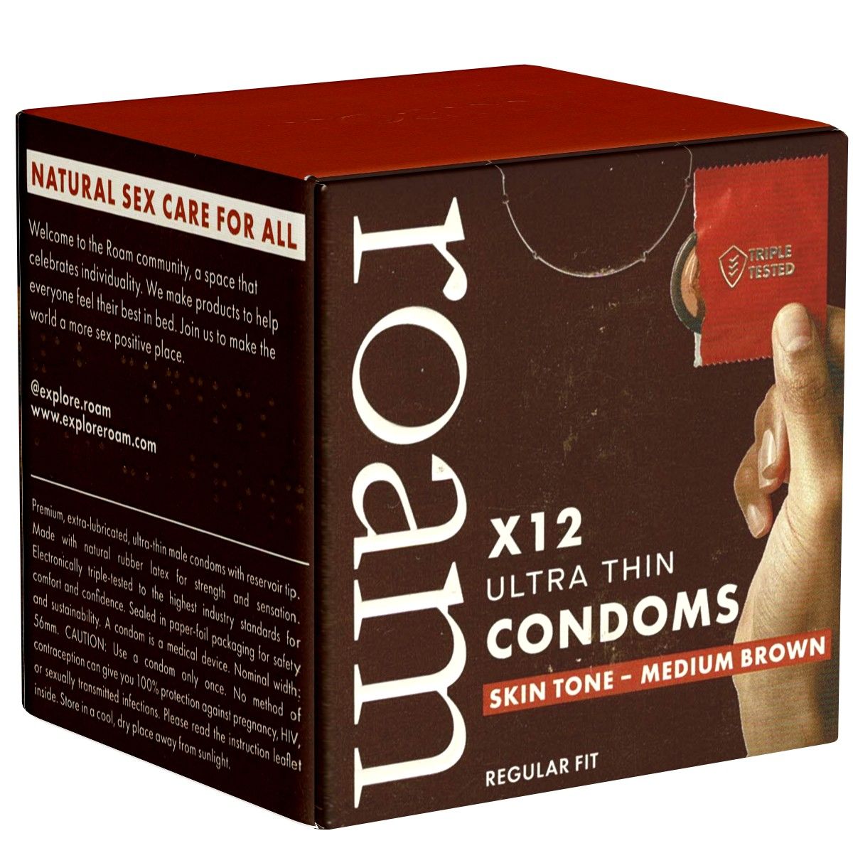 Boîte marron ROAM avec préservatifs. Inscription: X12 Ultra Thin Condoms, Skin Tone - Medium Brown. Une main tient un préservatif.