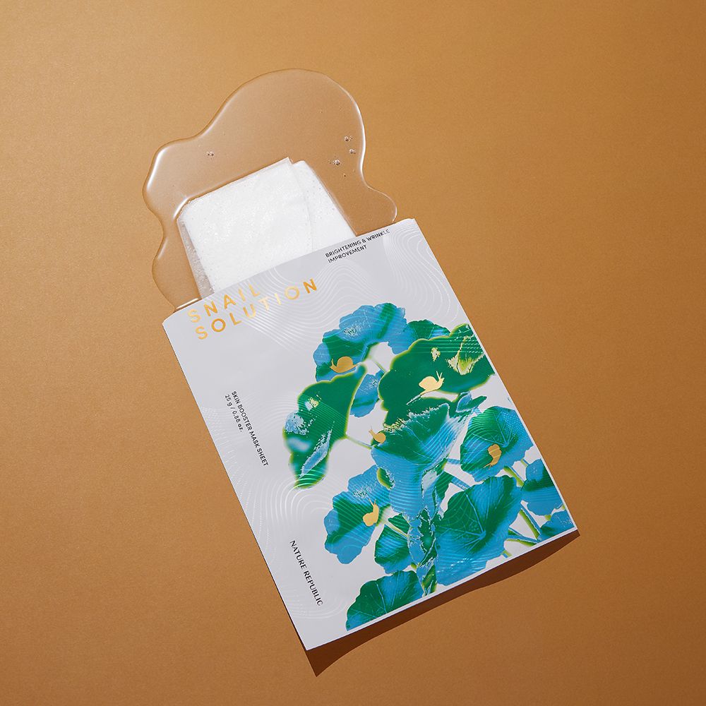 Open verpakking gezichtsmasker met maskers en vloeistof. Tekst: Snail Solution, Skin Booster Mask Sheet, Nature Republic.