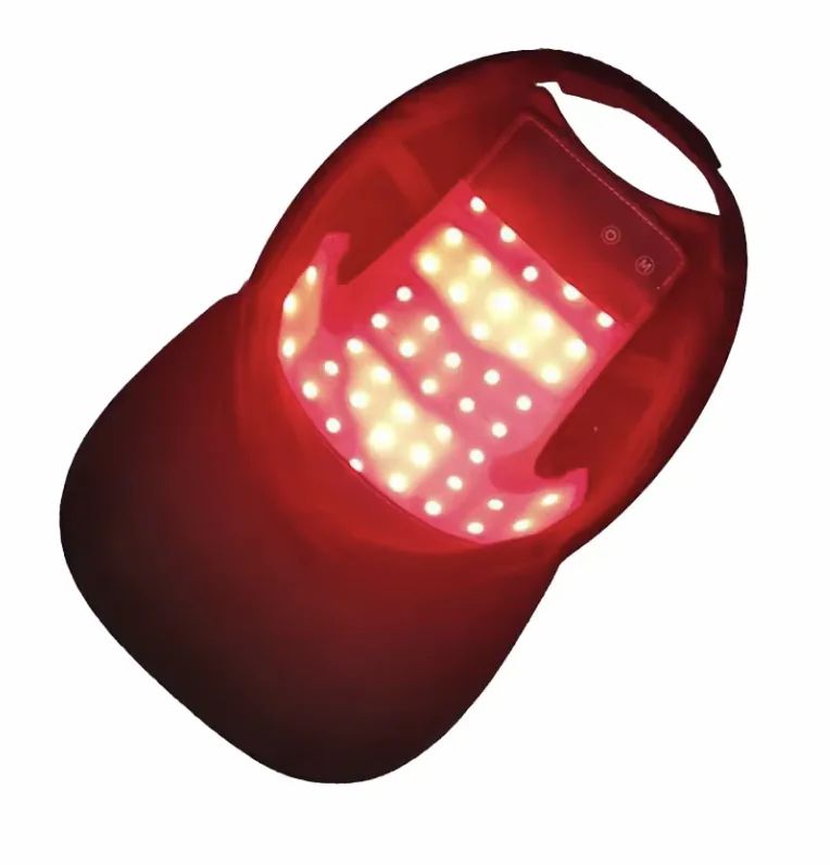 Rode LED-pet voor intensieve haarverzorging, van binnenuit verlicht.