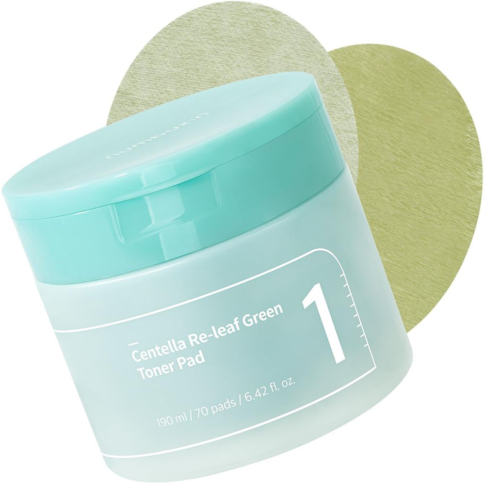 Turquoise pot met wit etiket en opschrift: Centella Re-leaf Green Toner Pad, 1. Twee groene cirkels op de achtergrond.