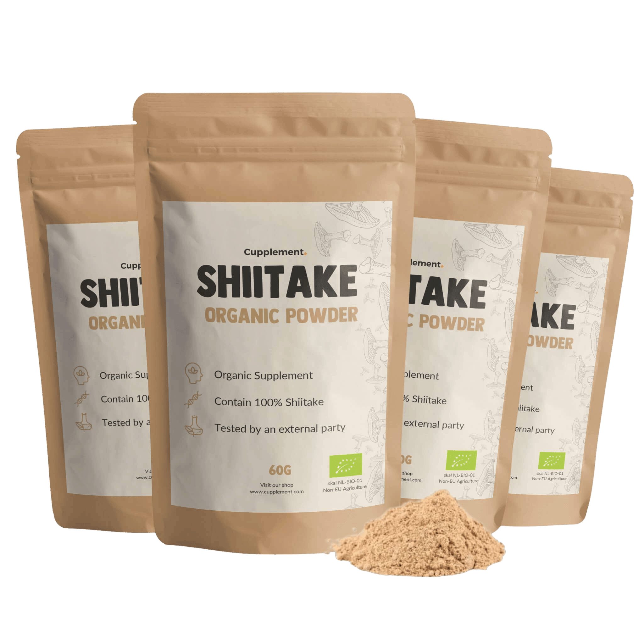 Vier zakjes shiitake poeder. Opschrift: Shiitake Organic Powder. 60g. Bio-label. Bruine papieren verpakking.