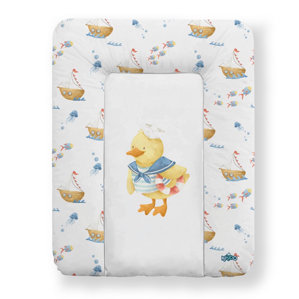 Verschoonkussen met eendenmotief, zeilboten en zeedieren. Wit kussen met verhoogde rand.