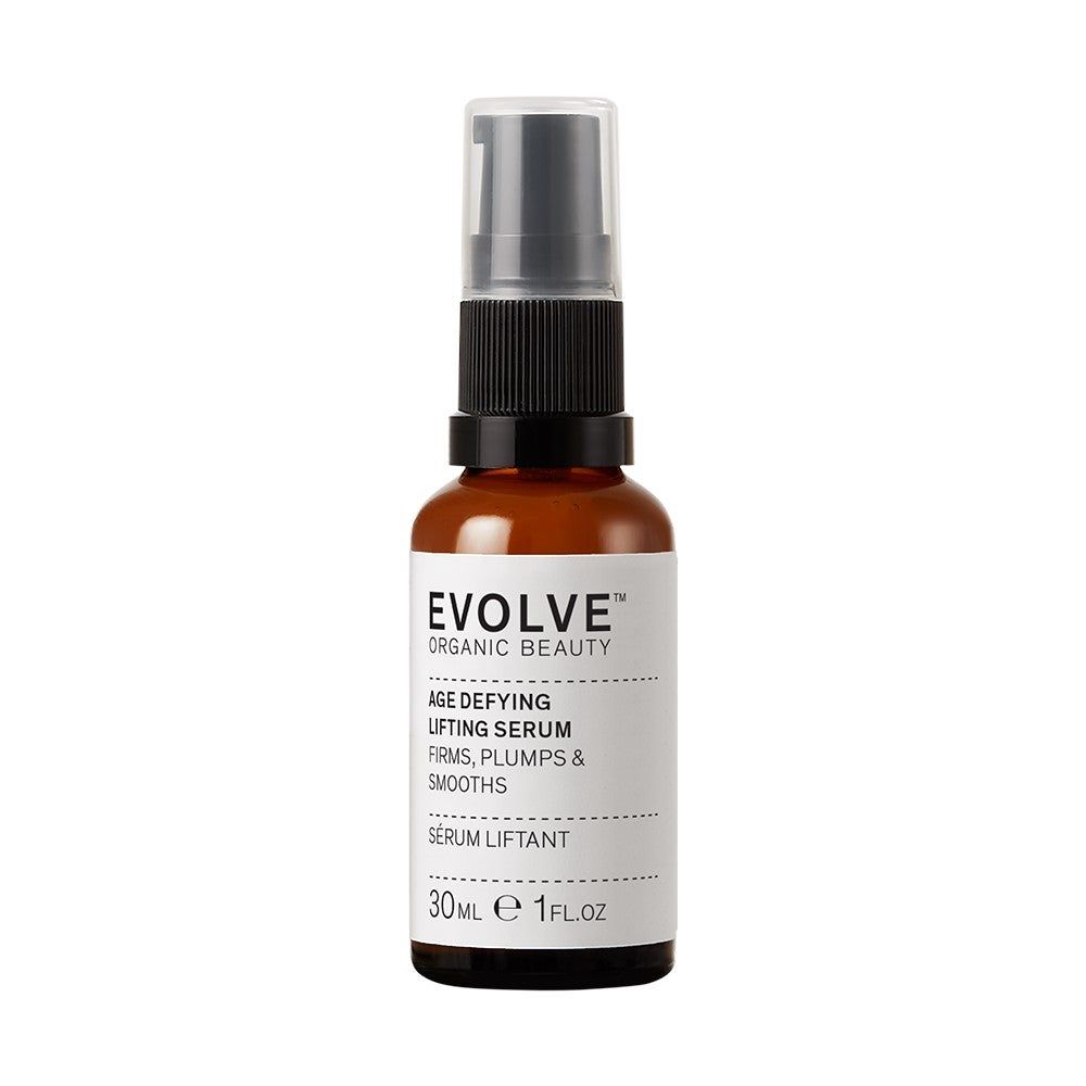 Flacon en verre brun avec pompe noire. Inscription: Evolve Organic Beauty Age Defying Lifting Serum. Volume: 30ml.