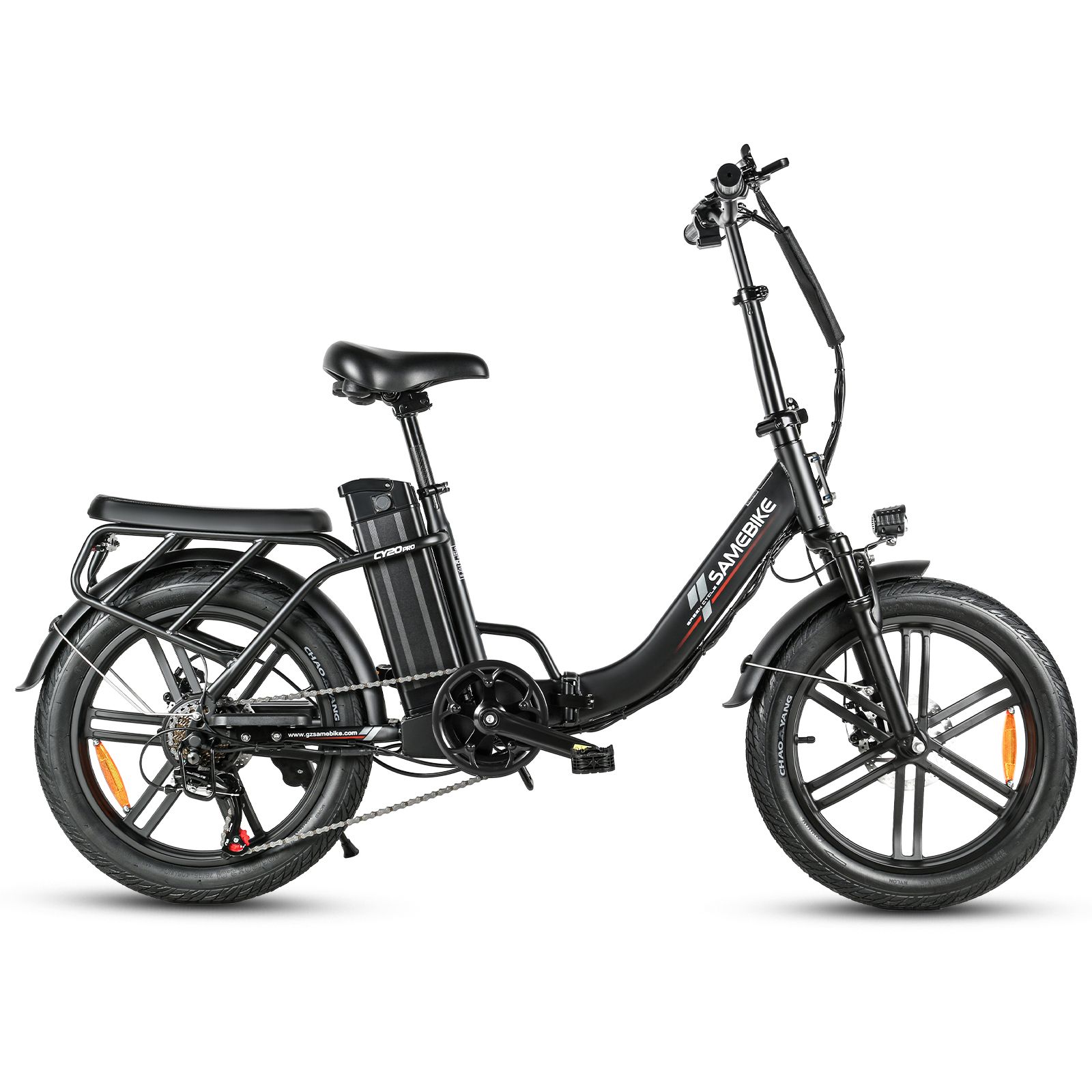 Vélo électrique noir. Porte-bagages, garde-boue, phare et batterie visibles. Marque : SAMEBIKE.