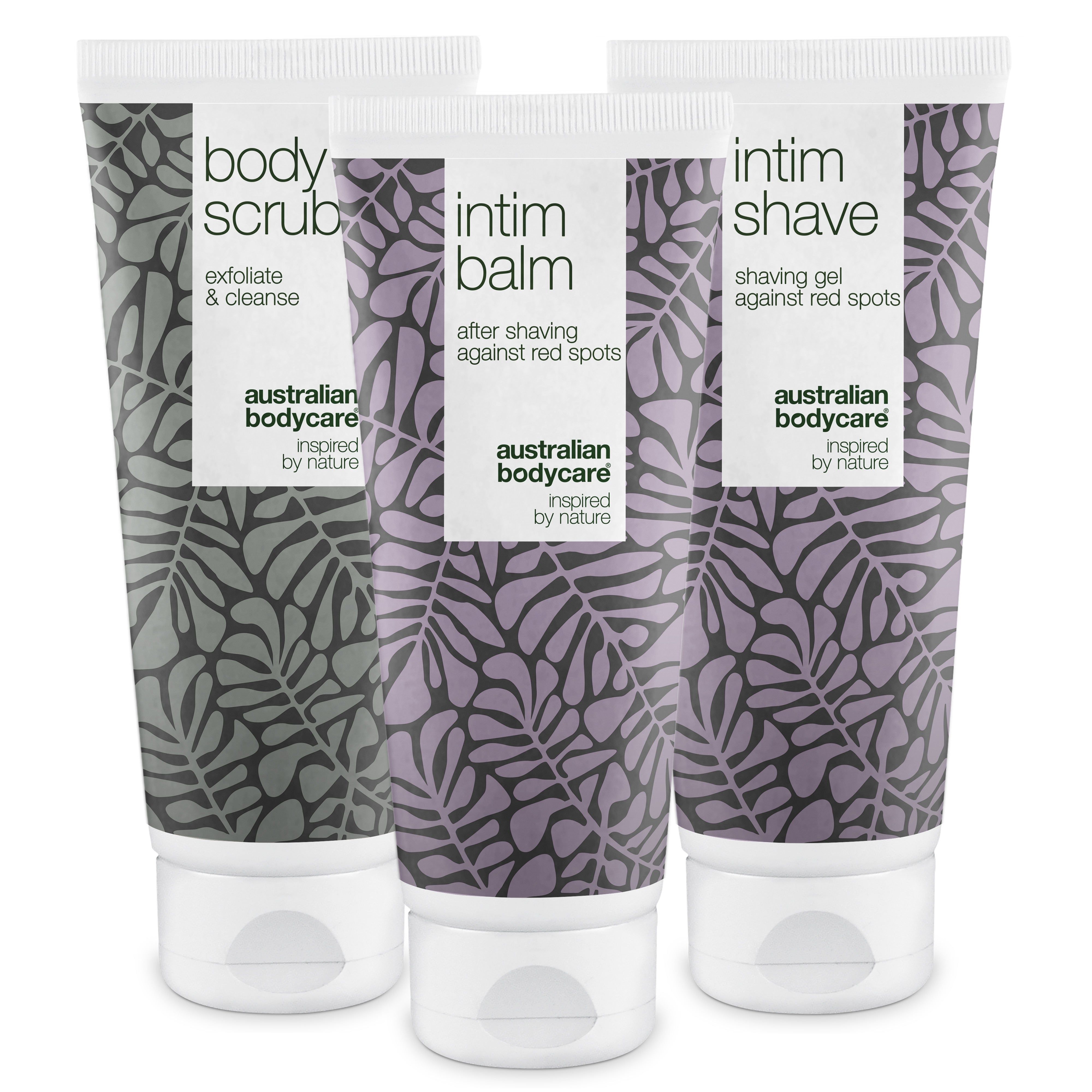 Trois tubes Australian Bodycare Intimrasur. Motifs de feuilles grises sur fond blanc. Noms des produits : Body Scrub, Intim Balm, Intim Shave.