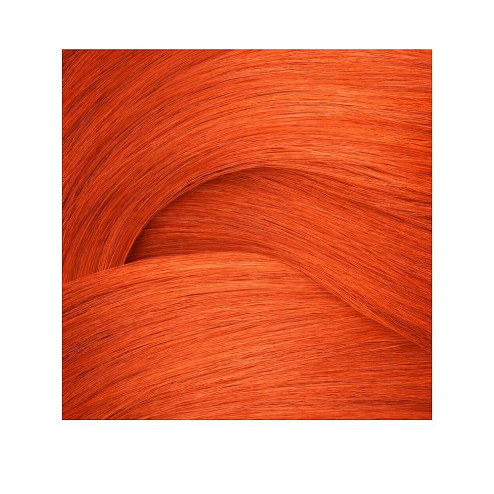 Mèches de cheveux orange, ondulées et entrelacées. Fond blanc.