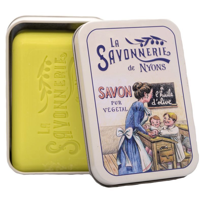 Open metalen doos met zeep. Opdruk "La Savonnerie de Nyons". Rechthoekige, gele zeep zichtbaar.