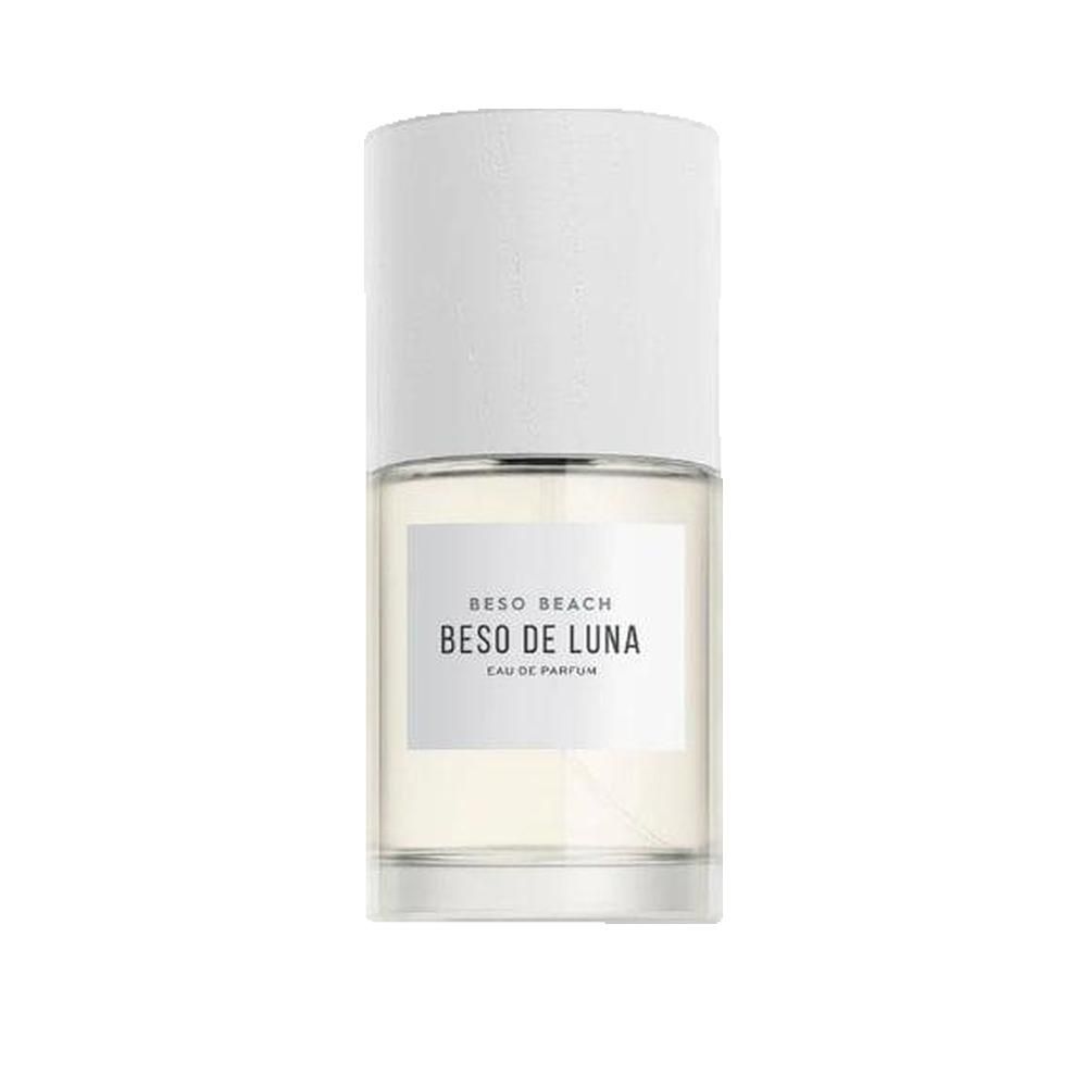 Parfumfles met witte dop en etiket. Tekst: BESO BEACH, BESO DE LUNA, Eau de Parfum.