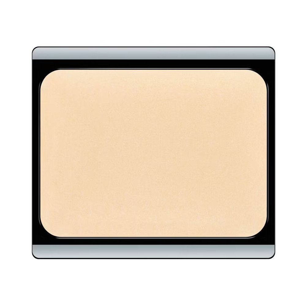 Compacte make-up in zwarte houder. Rechthoekige vorm met afgeronde hoeken. Lichte, crèmekleurige textuur.