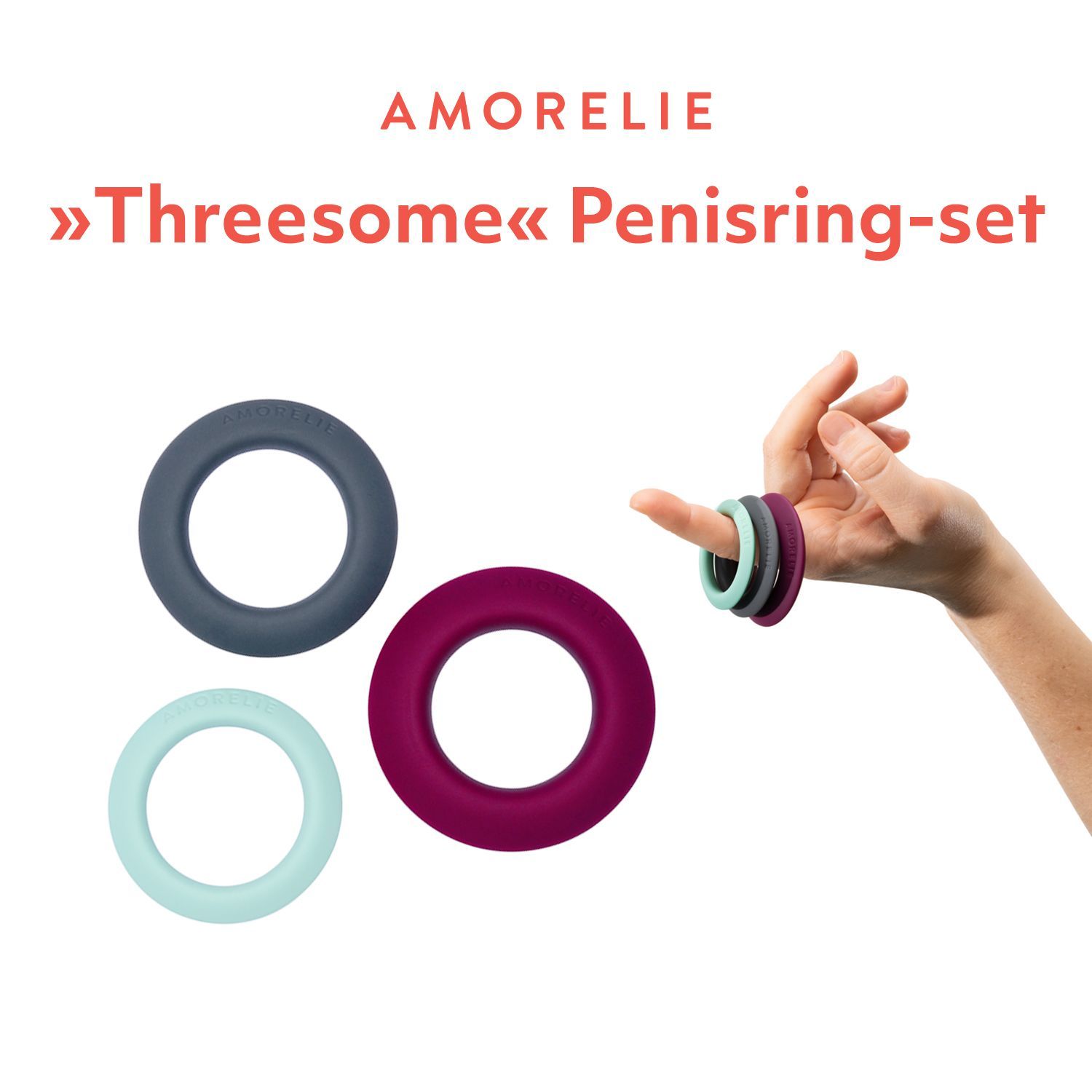 Drie penisringen in grijs, paars en mintgroen. AMORELIE-logo. Hand met ringen.
