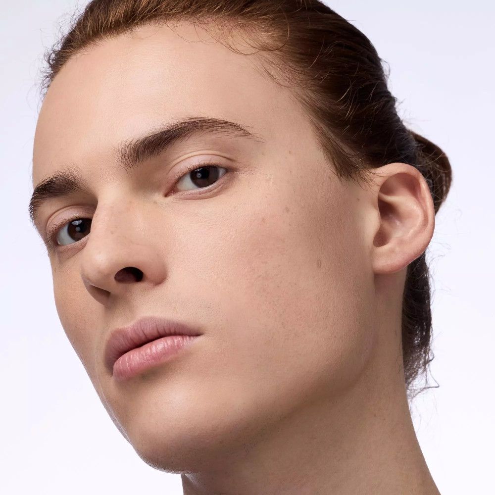 Portrait d'un homme avec un teint uniforme. Regardant en haut à droite.