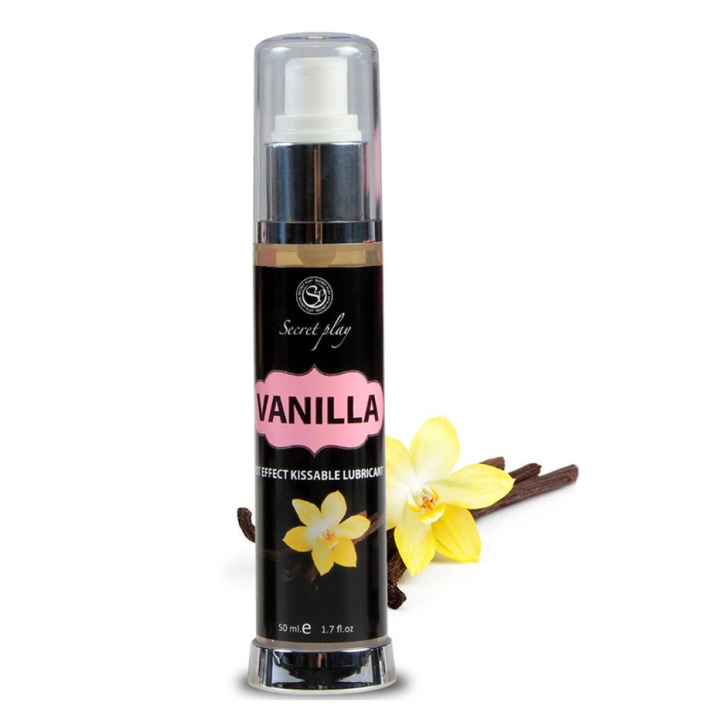 Zwarte fles met "Vanilla" en gele bloem. Vanillestokjes en bloem ernaast. Doseerpomp.