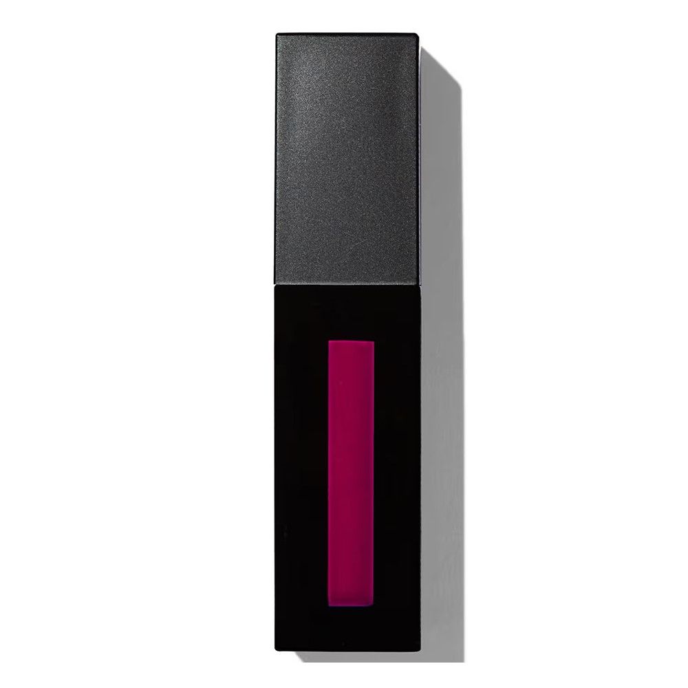 Flacon de gloss noir avec couleur rose. Le flacon est rectangulaire.