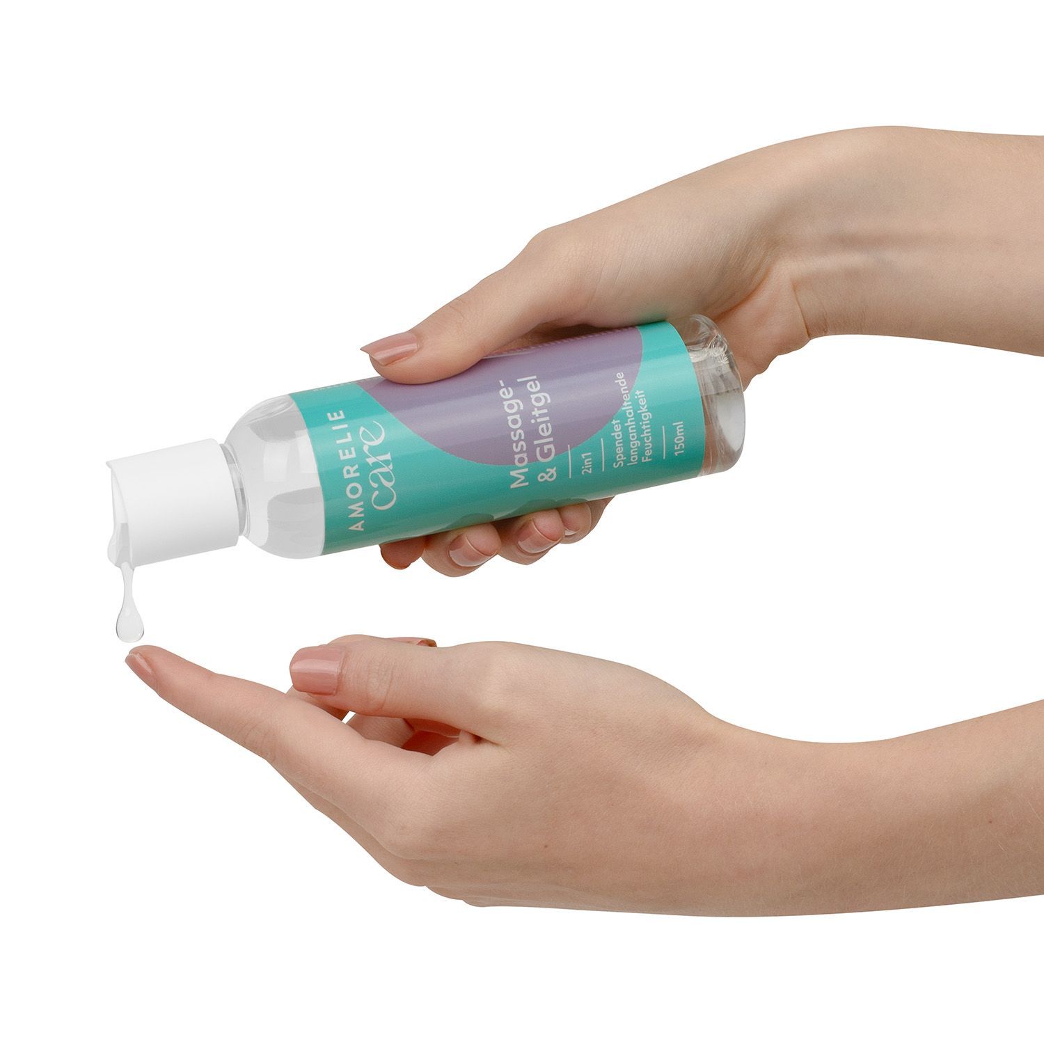 Handen houden een transparante fles. Gel druppelt op een vinger. Opschrift AMORELIE care, Massage- & Gleitgel 2in1.