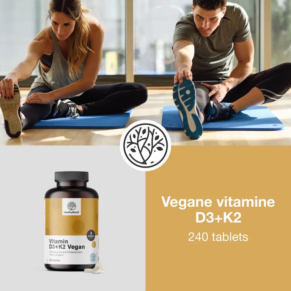 Twee personen rekken zich uit. Fles met Vitamines D3+K2 Vegan. Tekst: Vegane vitamine D3+K2, 240 tabletten.