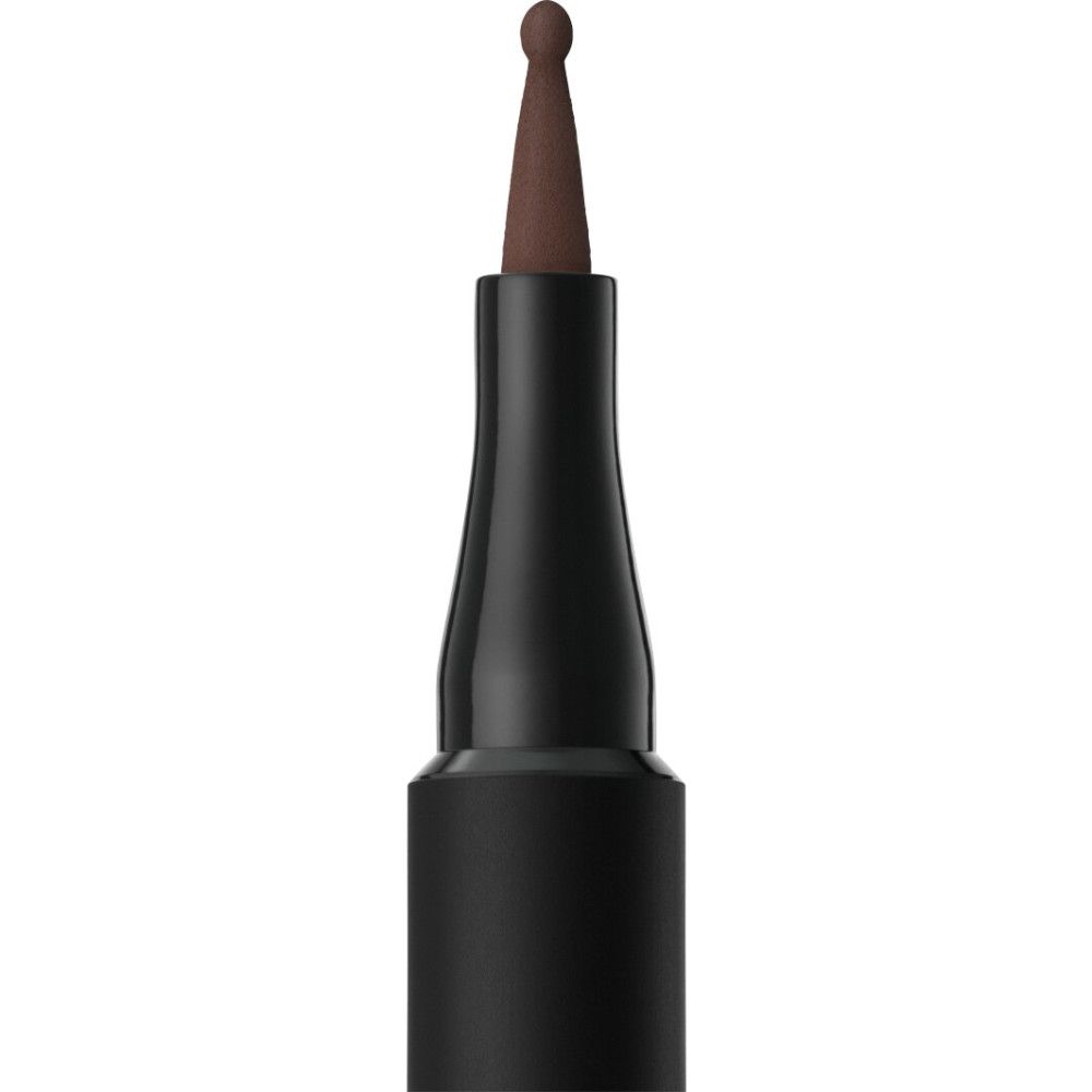 Donkerbruine eyeliner applicator met fijne punt en zwarte grip.