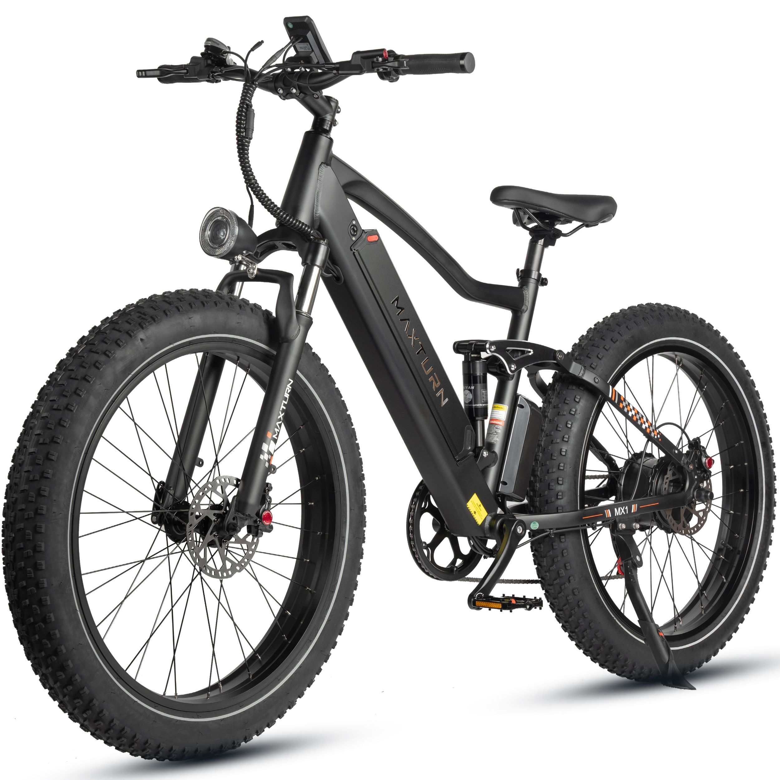 Zwarte elektrische fiets met brede banden. MAXTURN-logo zichtbaar, koplamp, vering, display.