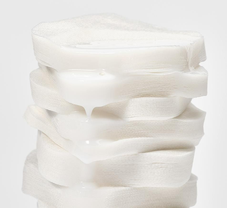 Tampons empilés avec sérum. Tampons blancs et humides.