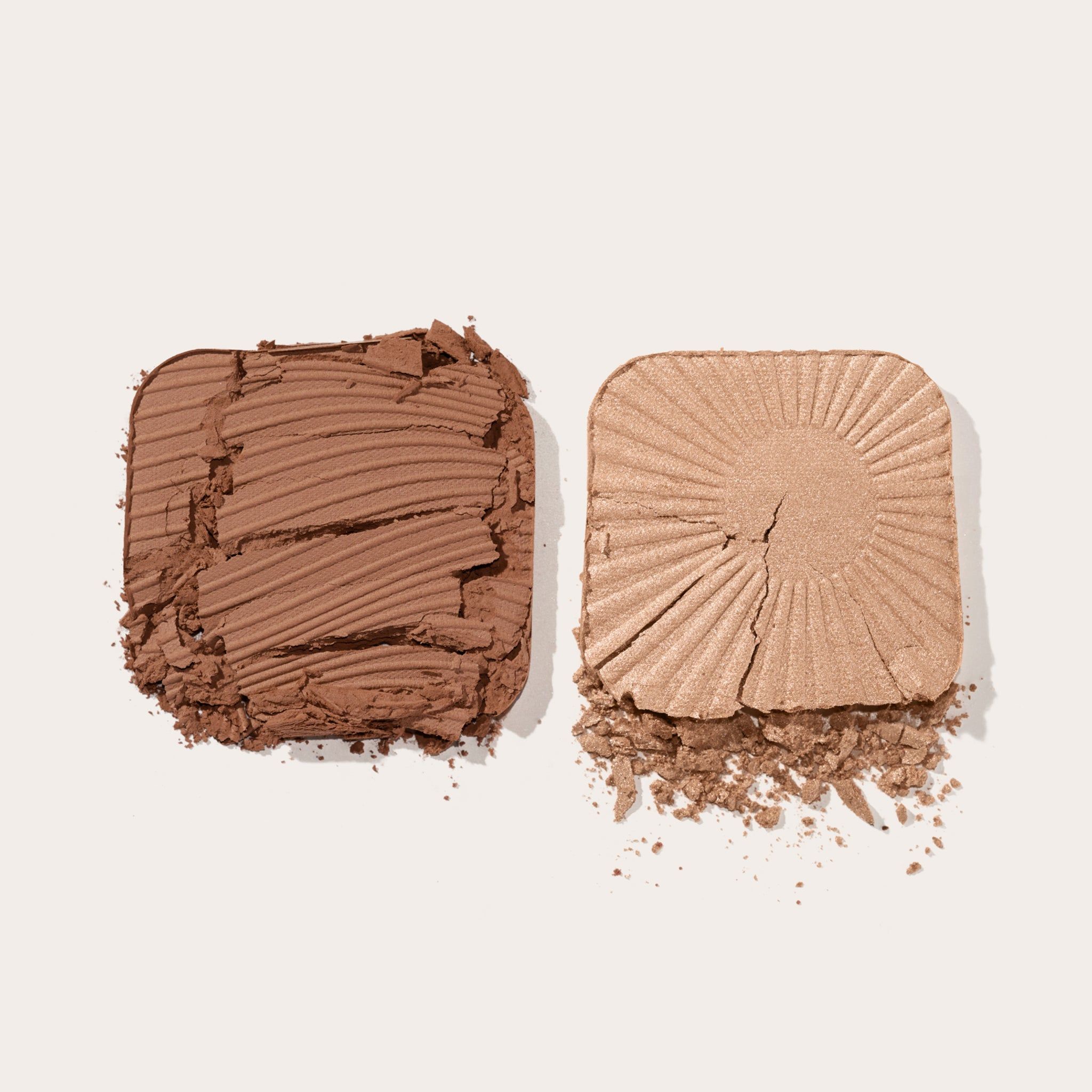 Twee cosmetische producten, bruin en goudkleurig, in vierkante vormen. Het bruine product heeft een golfpatroon, het gouden een zonnestralenpatroon.